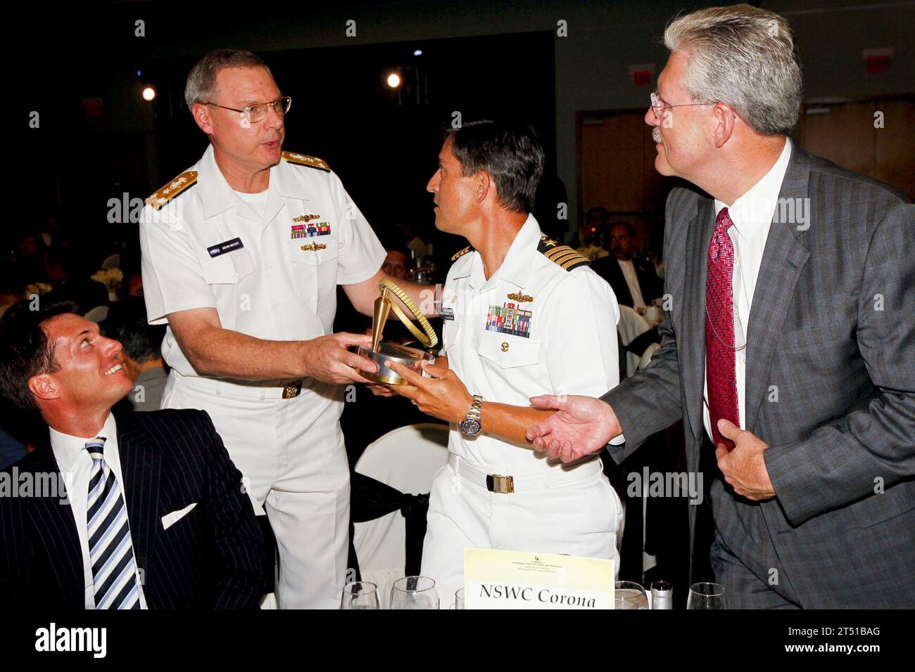 110804-N-HW977-794 di Los Angeles, California. (Agosto 4, 2011) Vice Adm. Kevin McCoy, la seconda da sinistra, comandante della Naval Sea Systems Command, condivide il 2011 Engineer dell'anno Title Sponsor Award con il cap. Jay Kadowaki, comandante della superficie navale Warfare Center, Corona la divisione e direttore tecnico il dottor William Luebke, destra, come public affairs officer Troy Clarke guarda durante l annuale Greater Los Angeles ingegnere dell'anno Awards Gala presso la California State University-Los Angeles. McCoy era riconosciuto per il partenariato del suo comando con le università che incoraggia s Foto Stock