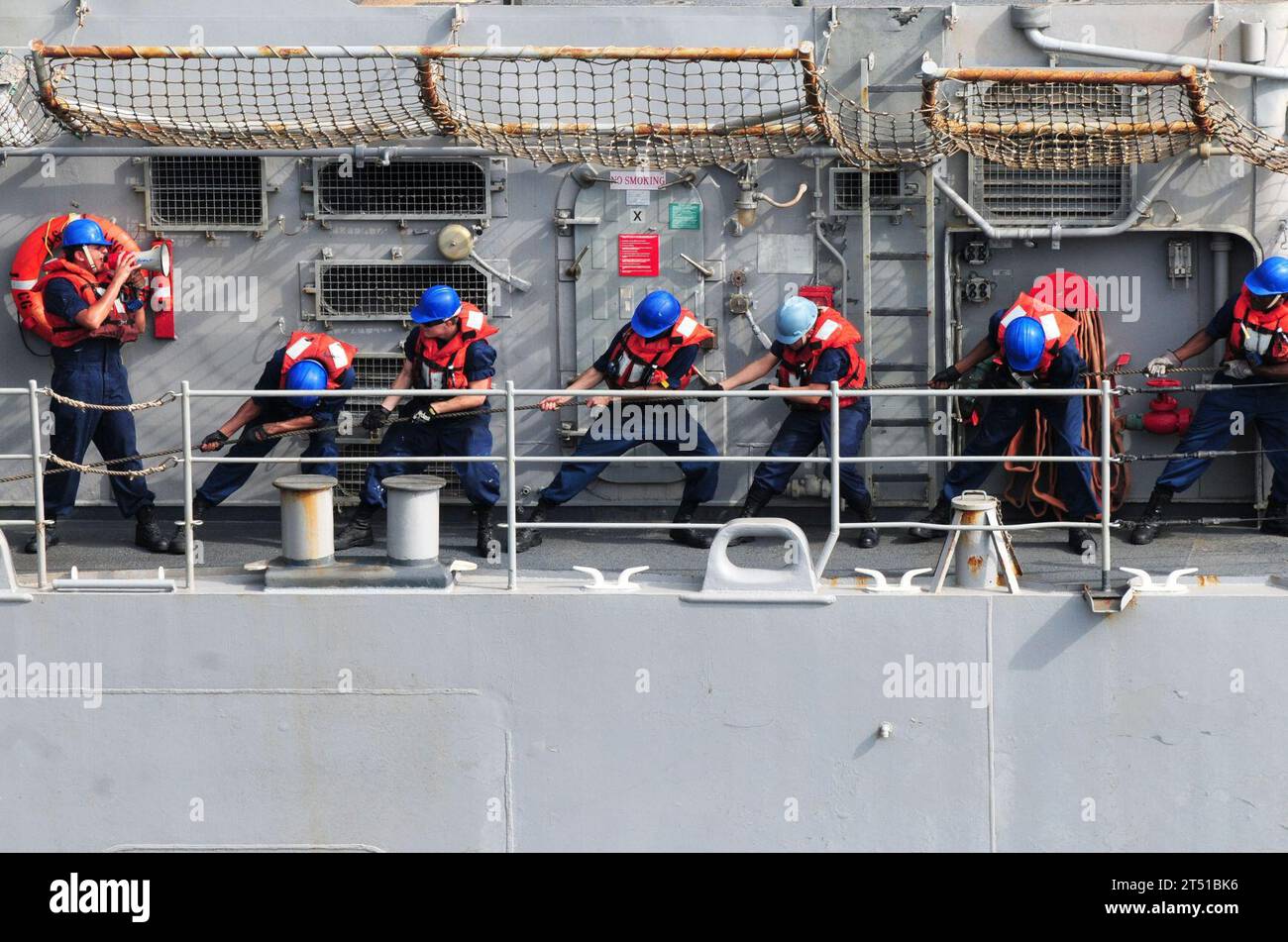 110728SB672-323 GOLFO DI ADEN (28 luglio 2011) marinai assegnati all'incrociatore guidato USS Chancellorsville (CG 62) linee di heave per collegare una sonda carburante durante un rifornimento in mare. Chancellorsville sta conducendo operazioni di supporto alle operazioni di sicurezza marittima e agli sforzi di cooperazione per la sicurezza delle sale teatrali nell'area di responsabilità della 5th Fleet degli Stati Uniti. Marina Foto Stock