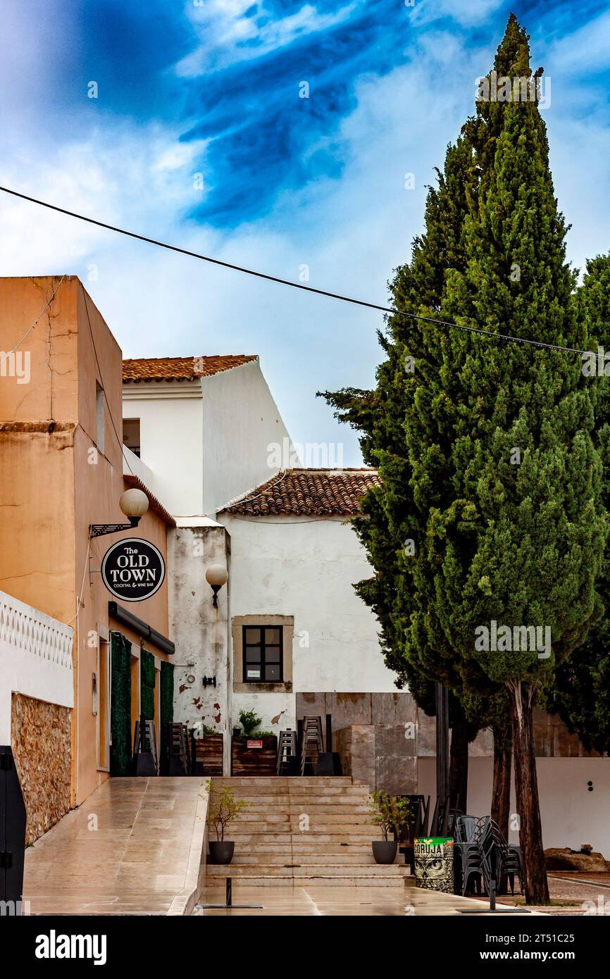 Scena di Loule Street con l'insegna del bar del cocktail della città vecchia sullo sfondo Foto Stock
