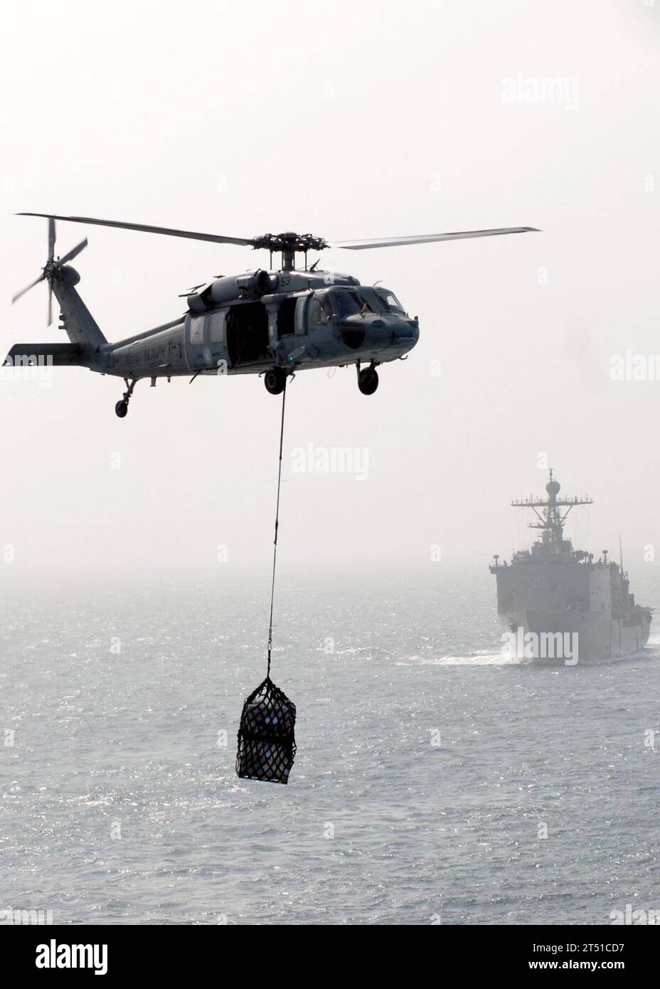 0911115148B-032 GOLFO DELL'OMAN (11 novembre 2009) un elicottero MH-60S Sea Hawk assegnato all'Helicopter Sea Combat Squadron (HSC) 23 consegna il carico a bordo del ponte di volo della nave di supporto rapido del Military Sealift Command USNS Bridge (T-AOE 10) durante un rifornimento verticale con il Bonhomme Richard Amphibious Ready Group (ARG). Il Bonhomme Richard ARG sta sostenendo le operazioni di sicurezza marittima nell'area di responsabilità della 5th Fleet. Marina Foto Stock
