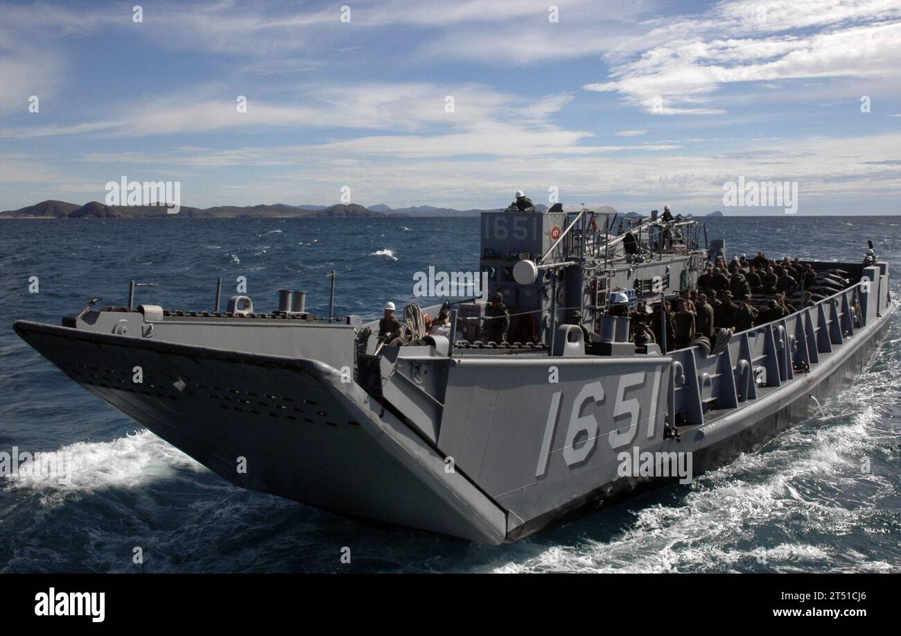 0706208487G-113 CORAL SEA (20 giugno 2007) - Landing Craft Utility (LCU) 1651 transita il personale della 31st Marine Expeditionary Unit (MEU) al molo di trasporto anfibio USS Juneau (LPD 10) durante il recupero della LCU. Juneau sta partecipando all'esercitazione Talisman Saber 07 (TS07), un'operazione Joint Task Force a capo degli Stati Uniti e dell'Australia per preparare i nostri militari alla pianificazione delle azioni di crisi e all'esecuzione delle operazioni di emergenza. TS07 è progettato per mantenere un alto livello di interoperabilità tra le forze statunitensi e australiane, dimostrando l'impegno degli Stati Uniti e dell'Australia nei confronti della nostra alleanza militare e r Foto Stock