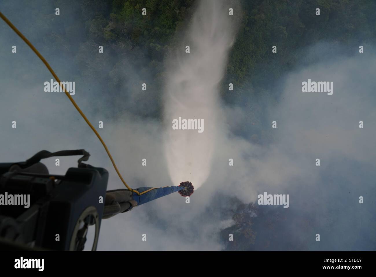 Oahu, Stati Uniti. 1 novembre 2023. Un elicottero pesante CH-47 Chinook della Guardia Nazionale delle Hawaii esegue gocce aeree di secchi d'acqua su incendi che bruciano nelle montagne sopra Mililani Mauka, il 1° novembre 2023 a Oahu, Hawaii. Credito: MSgt. Andrew Jackson/US Air Force Photo/Alamy Live News Foto Stock