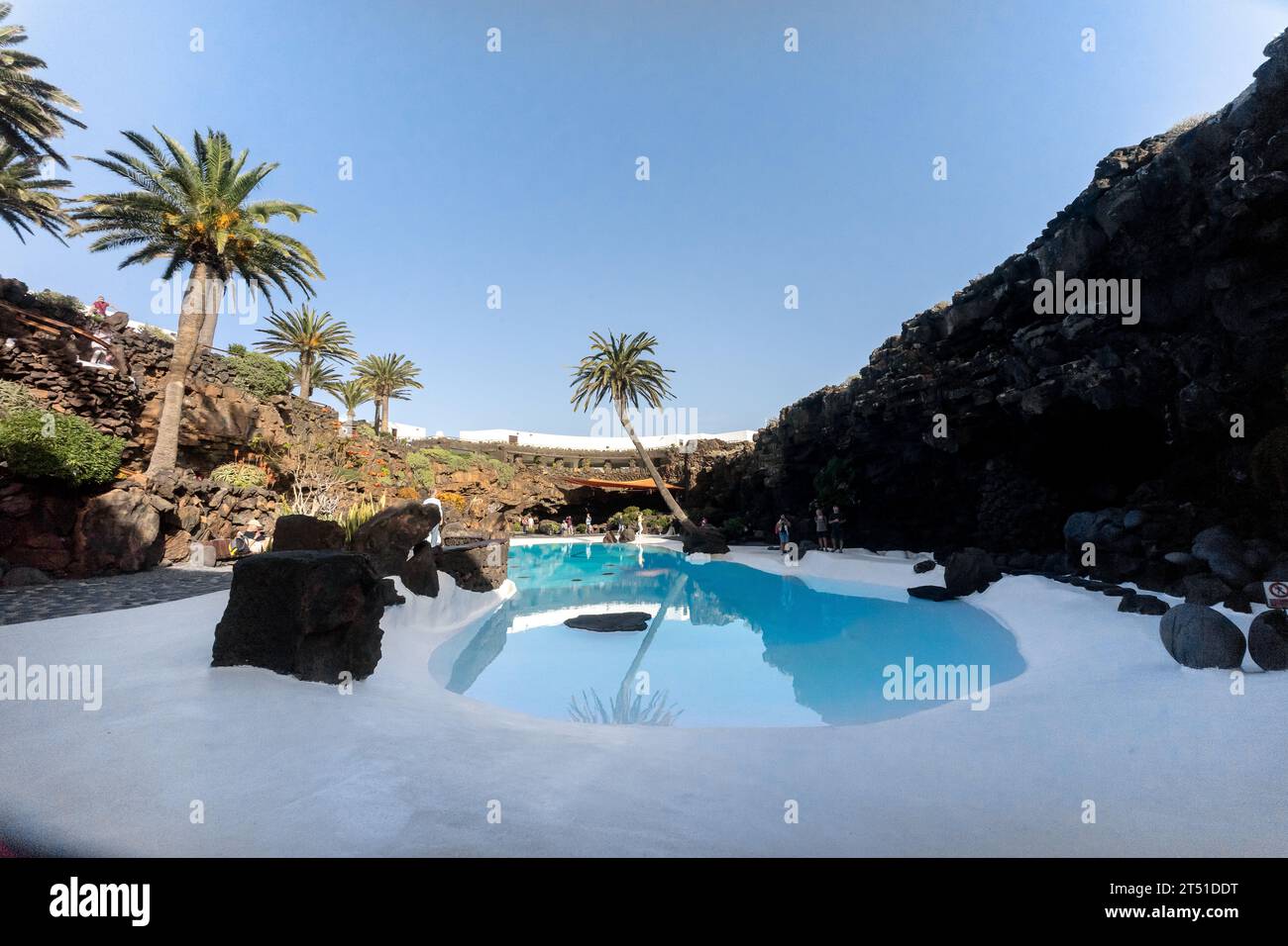 Spagna, Isole Canarie, Lanzarote: Piscina all'interno del Jameos del Aqua di César Manrique. Foto Stock