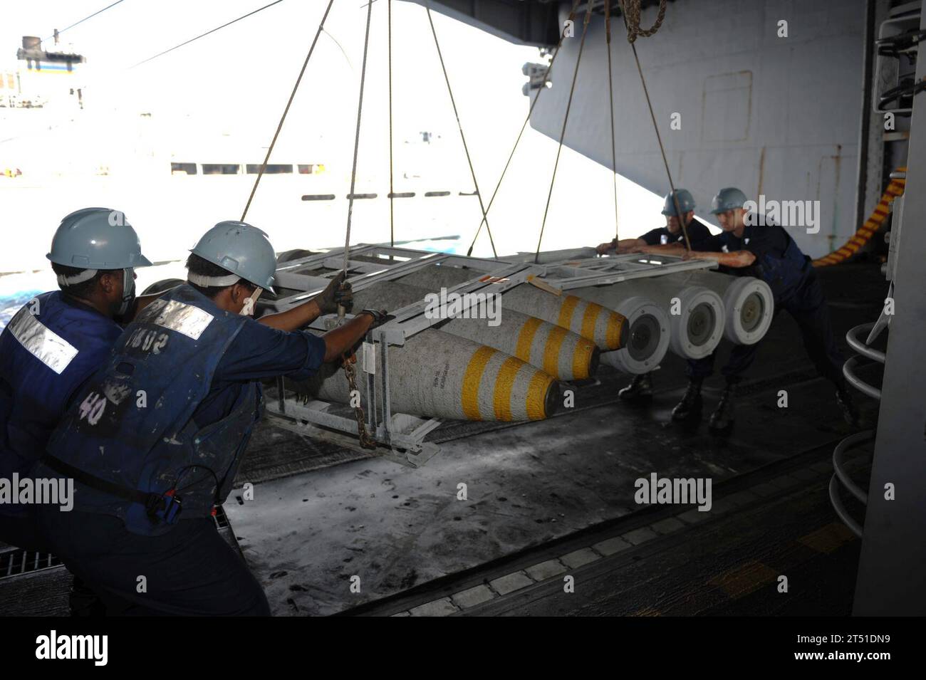 110721AU622-046 OCEANO ATLANTICO (21 luglio 2011) i marinai trasportano ordigni durante un carico di munizioni a bordo della portaerei USS Dwight D. Eisenhower (CVN 69). Dwight D. Eisenhower sta assumendo munizioni in preparazione al suo dispiegamento e conducendo addestramento nell'Oceano Atlantico. Marina Foto Stock