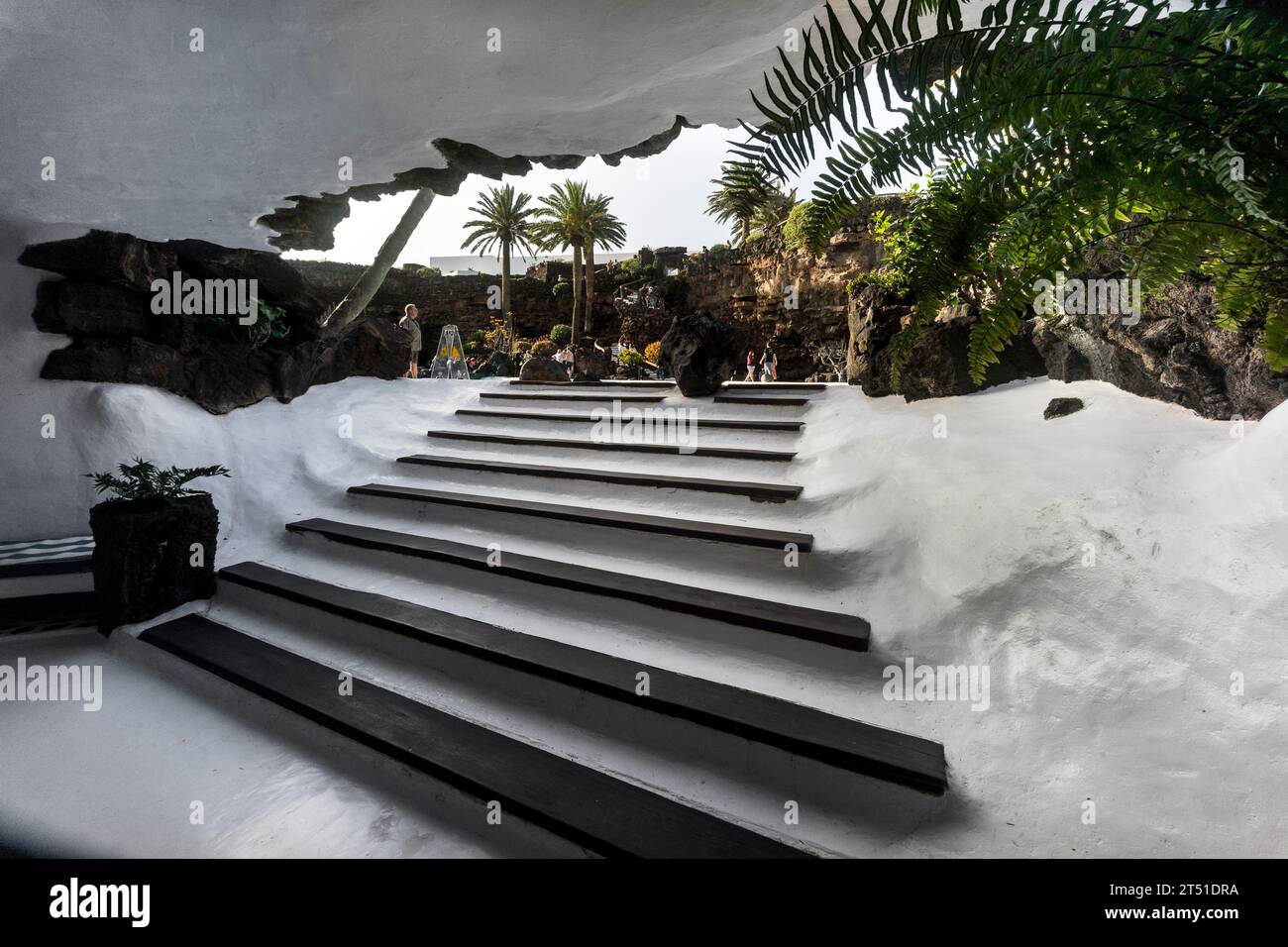 Spagna, Isole Canarie, Lanzarote: Scalinata all'interno del Jameos del Aqua di César Manrique. Foto Stock