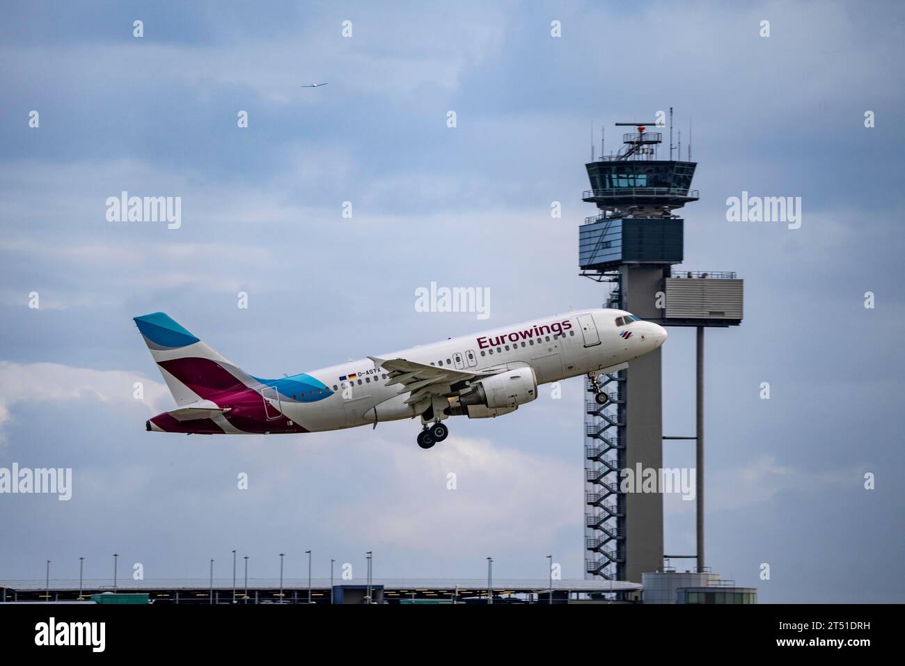 Eurowings Airbus A319-100 decollo all'aeroporto internazionale di Düsseldorf, torre di controllo del traffico aereo, Foto Stock