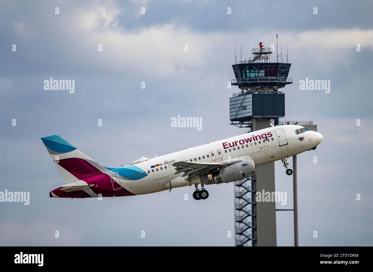 Eurowings, Airbus A319-100, D-AGWY, decollo all'aeroporto internazionale di Düsseldorf, torre di controllo del traffico aereo, Foto Stock