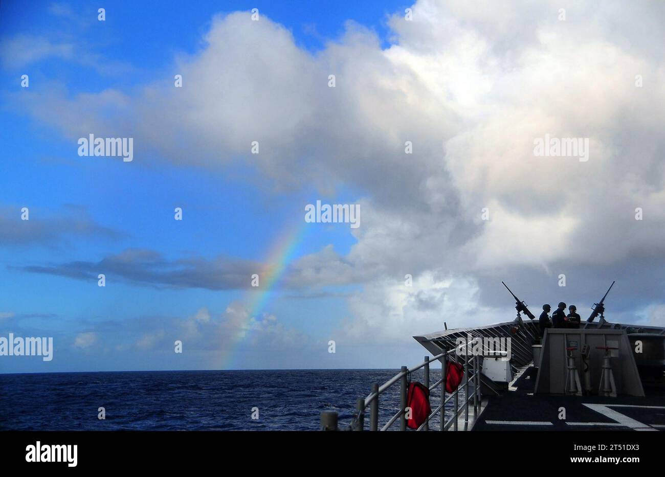 0901294774B-011 PACIFIC OCEAN (29 gennaio 2009) i marinai a bordo dell'incrociatore missilistico guidato USS Lake Champlain (CG 57) equipaggiano le mitragliatrici calibro .50 della nave prima di un'esercitazione di fuoco vivo. Il lago Champlain fa parte del Boxer Expeditionary Strike Group/13th Marine Expeditionary Unit ed è in un dispiegamento programmato nel Pacifico occidentale per sostenere la sicurezza marittima globale. Marina Foto Stock