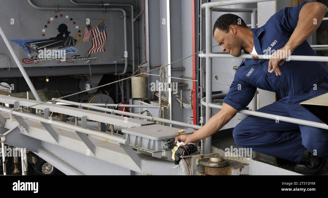 Calibro .50, CVN 73, dispiegata in avanti, Giacca in metallo completa pensione, Gun Shoot, GW, Oceano Pacifico, USS George Washington Foto Stock