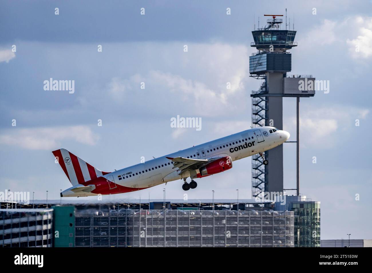 Condor, Airbus A320-200, LY-HMD, al decollo all'aeroporto internazionale di Düsseldorf, torre di controllo del traffico aereo, Foto Stock