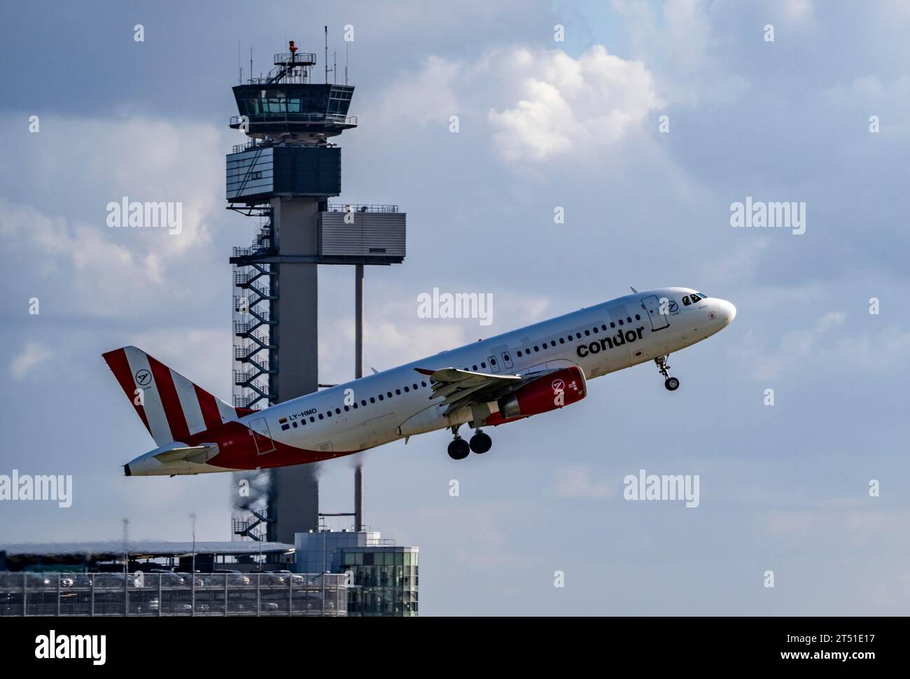 Condor, Airbus A320-200, LY-HMD, al decollo all'aeroporto internazionale di Düsseldorf, torre di controllo del traffico aereo, Foto Stock