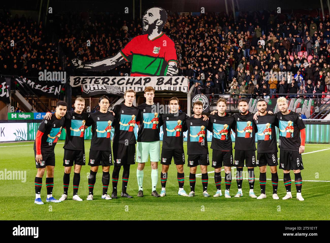 Nijmegen, Paesi Bassi. 2 novembre 2023. NIJMEGEN, PAESI BASSI - 2 NOVEMBRE: Giocatori del NEC che indossano una foto di Bas Dost e fan Banner sullo sfondo con il testo Beterschap Bas, (in ordine L-R) Elayis Tavsan, Magnus Mattson, Sai van Wermeskerken, Mathias Ross, portiere Robin Roefs, Bart van Rooij, Dirk propriamente detta, Lars Olden Larsen Rober Gonzalez, Lasse Schone durante la partita di primo turno della TOTO KNVB Cup tra NEC e Roda JC a Goffertstadion il 2 novembre 2023 a Nijmegen, Paesi Bassi. (Foto di Broer van den Boom/Orange Pictures) credito: Orange Pics BV/Alamy Live News Foto Stock