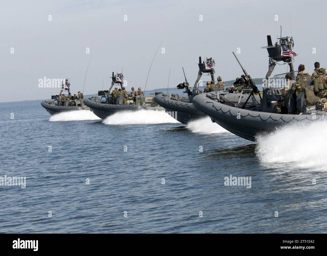 0809034500G-110 PINEY ISLAND, N.C. (3 settembre 2008) Naval Special Warfare le barche gonfiabili a scafo rigido (RIB) di 11 metri trasportano il Pamlico Sound verso un campo di addestramento vicino a Piney Island. Gli equipaggi Special Warfare Combatant-Craft (SWCC), che utilizzano i RHIBs da 11 metri, spararono mitragliatrici calibro .50 e lanciagranate MK-19 come parte di un esercizio di addestramento che si preparava per un imminente dispiegamento a sostegno della Guerra globale al terrorismo. Marina Foto Stock