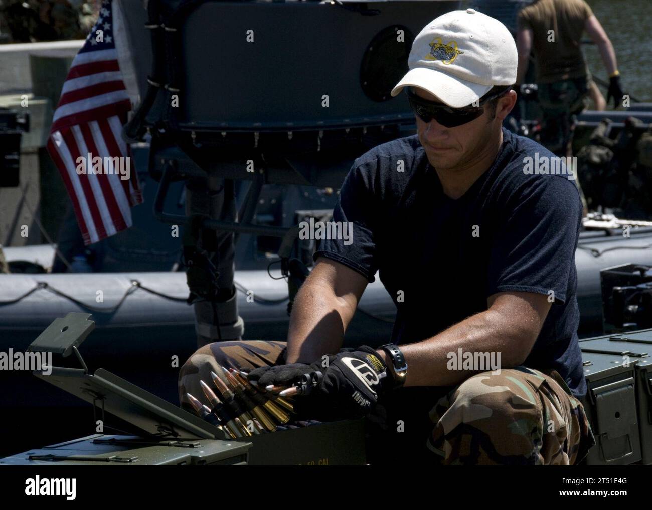 0809034500G-035 PINEY ISLAND, N.C. (3 settembre 2008) Uno Special Warfare Combatant-Craft Crewman (SWCC) dello Special Boat Team 20 prepari mitragliatrici calibro 50 prima di un allenamento dal vivo nel Pamlico Sound. La SWCC sparò mitragliatrici calibro .50 e lanciagranate MK-19 da imbarcazioni gonfiabili a scafo rigido di 11 metri che si preparavano per un imminente dispiegamento a sostegno della Guerra globale al terrorismo. Marina Foto Stock