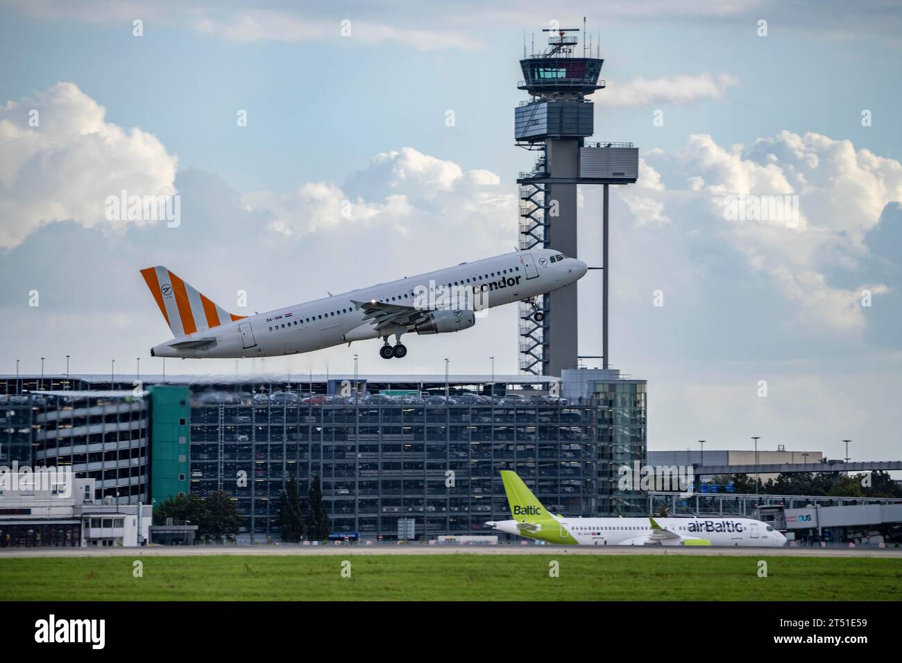 Condor, Airbus A320-200, 9A-IRM, al decollo all'aeroporto internazionale di Düsseldorf, torre di controllo del traffico aereo, Foto Stock