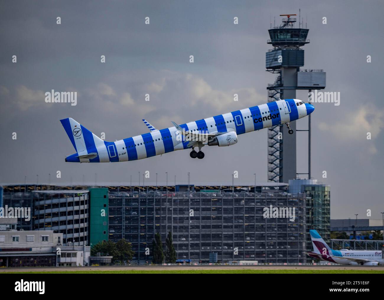 Condor, Airbus A321-211, D-AIAF, decollo all'aeroporto internazionale di Düsseldorf, torre di controllo del traffico aereo, Foto Stock