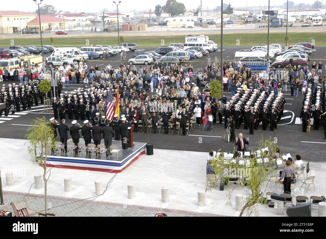 0711091825E-001 ROTA, Spagna (9 novembre 2007) - i marinai di stanza presso la stazione Navale di Rota stanno all'attenzione durante la presentazione dei colori della grande apertura del loro nuovo Navy Exchange e Deca Commissary 9 novembre. Hanno partecipato all'evento anche Marine, avieri, soldati, militari spagnoli e ospiti speciali. Il nuovo NEX di 135.000 metri quadrati è un negozio unico che combina tutte le strutture per lo shopping precedentemente ospitate in edifici separati intorno alla base. Marina degli Stati Uniti Foto Stock