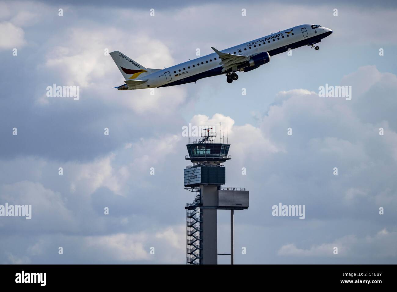 German Airways, Embraer ERJ-190, D-AKJC, decollo all'aeroporto internazionale di Düsseldorf, torre di controllo del traffico aereo, Foto Stock