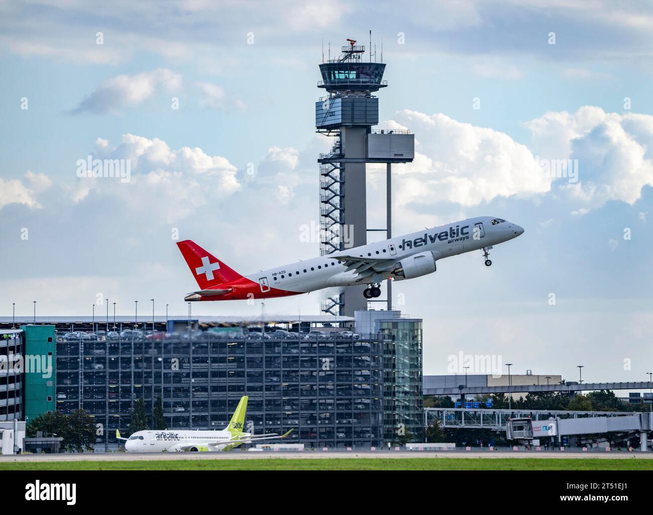 Helvetic Airways, Embraer E190-E2, HB-AZD, decollo all'aeroporto internazionale di Düsseldorf, torre di controllo del traffico aereo. Foto Stock