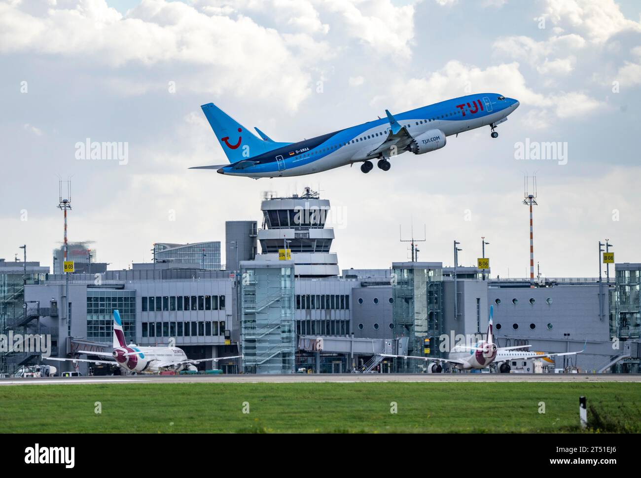TUIfly, Boeing 737 Max 8, D-AMAA, al decollo all'aeroporto internazionale di Düsseldorf, torre di controllo del traffico aereo. Foto Stock