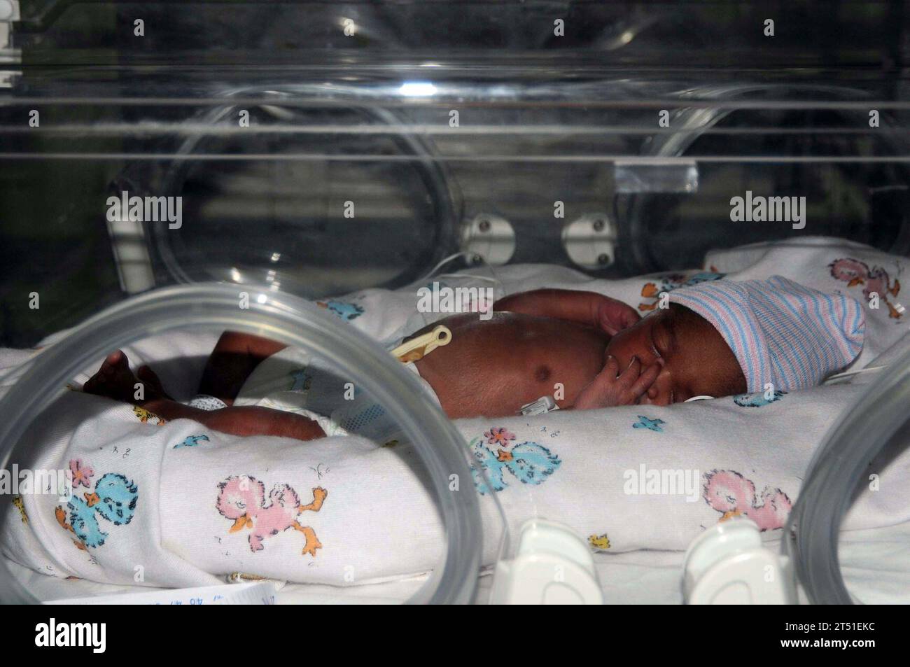 1001216410J-483 PORT-AU-PRINCE, Haiti (21 gennaio 2010) professionisti medici a bordo della nave ospedale Military Sealift Command USNS comfort (T-AH 20) hanno consegnato il bambino Esther alle 14:27 del 21 gennaio 2010. È il primo bambino che viene portato a bordo dell'ospedale galleggiante con 1.000 letti, che si trova ad Haiti a sostegno dell'operazione Unified Response. Pesando meno di 5 chili, la bambina Esther è stata partorita sette settimane prima del parto cesareo mentre sua madre ha subito fratture pelviche e femorali durante il terremoto che ha colpito Haiti il 12 gennaio 2010. Nonostante sia prematura, è in salute ed era delivere Foto Stock