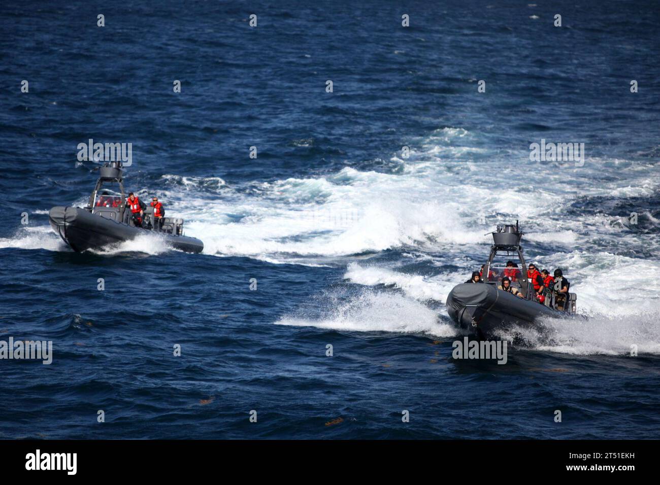 111207KU932-611 OCEANO ATLANTICO (7 dicembre 2011) i membri della squadra Visit, board, search and seizure della nave da carico anfibio USS New York (LPD 21) si avvicinano alla nave di supporto rapido del Military Sealift Command USNS Arctic (T-AOE 8), non mostrata, su gommoni a scafo rigido durante una missione di addestramento al largo della costa della Florida. Come parte dell'addestramento, i marinai salirono a bordo di New York dopo che i Marines della 24th Marine Expeditionary Unit eliminarono tutti gli elementi ostili durante la loro parte della visita ampliata, della tavola, della ricerca e del sequestro. (Corpo dei Marines degli Stati Uniti Foto Stock