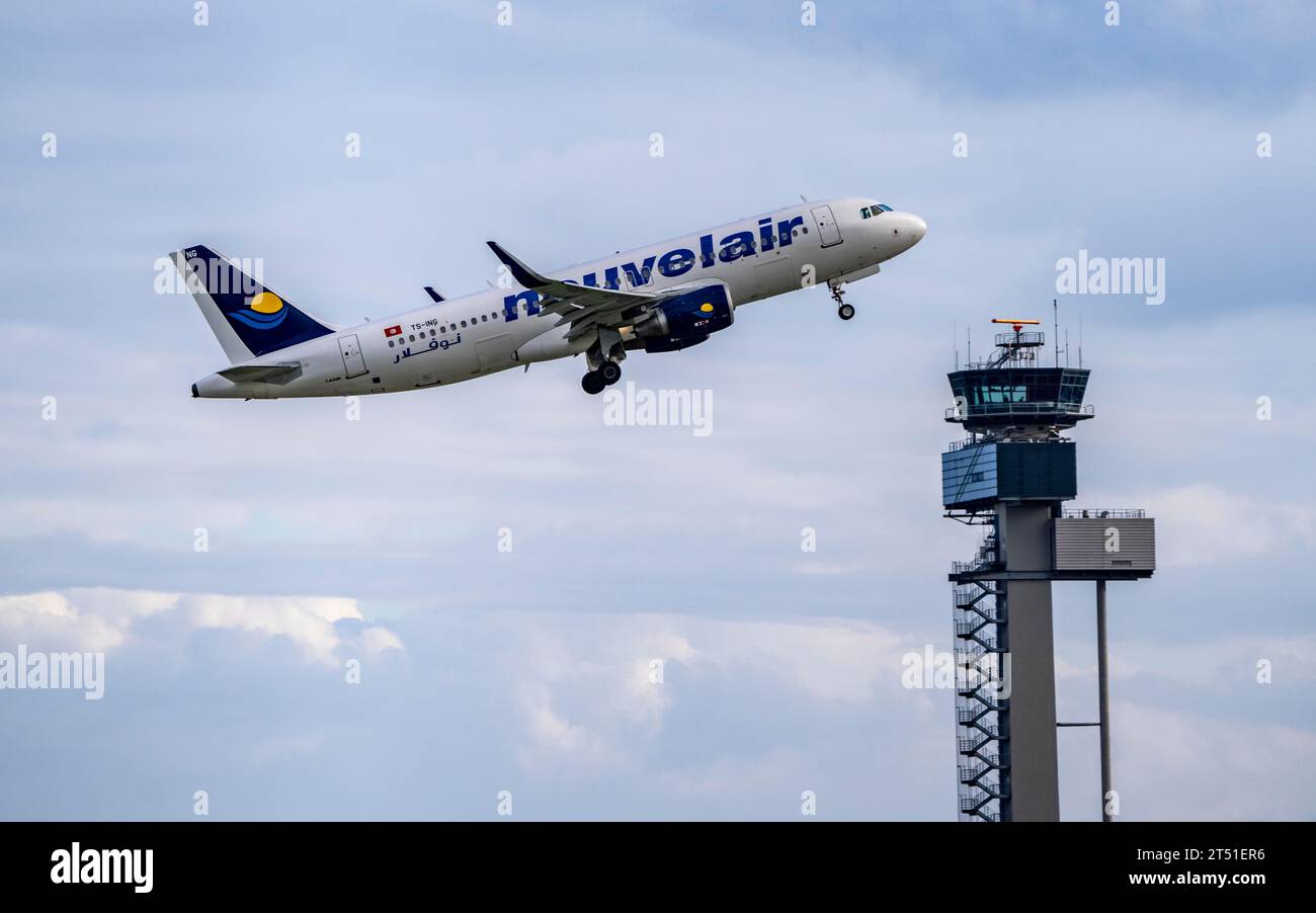 Nouvelair Tunisie, Airbus A320-200, TS-ING, al decollo all'aeroporto internazionale di Düsseldorf, torre di controllo del traffico aereo. Foto Stock