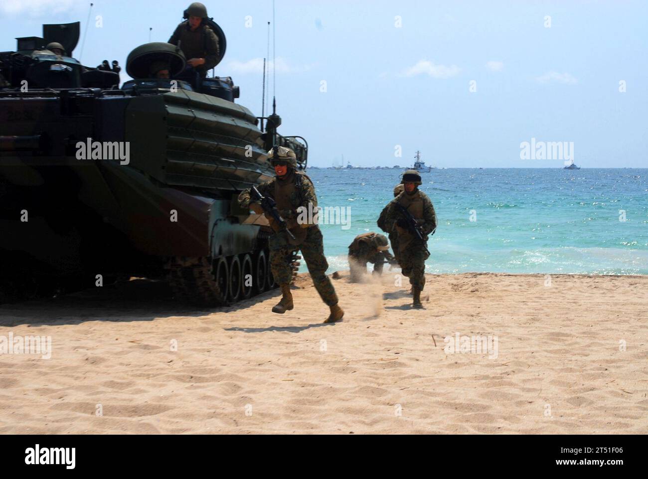 0705054014G-161 FORT LAUDERDALE, FLAG. (5 maggio 2007) - i Marines del 2° Battaglione d'assalto anfibio della Marine Expeditionary Unit (MEU) 22 assaltano la spiaggia durante una finta invasione delle spiagge durante lo spettacolo aereo e marittimo di 2007 McDonaldХs. Lo spettacolo è il culmine di due giorni della Fleet Week USA, una celebrazione delle forze armate. Marina degli Stati Uniti Foto Stock