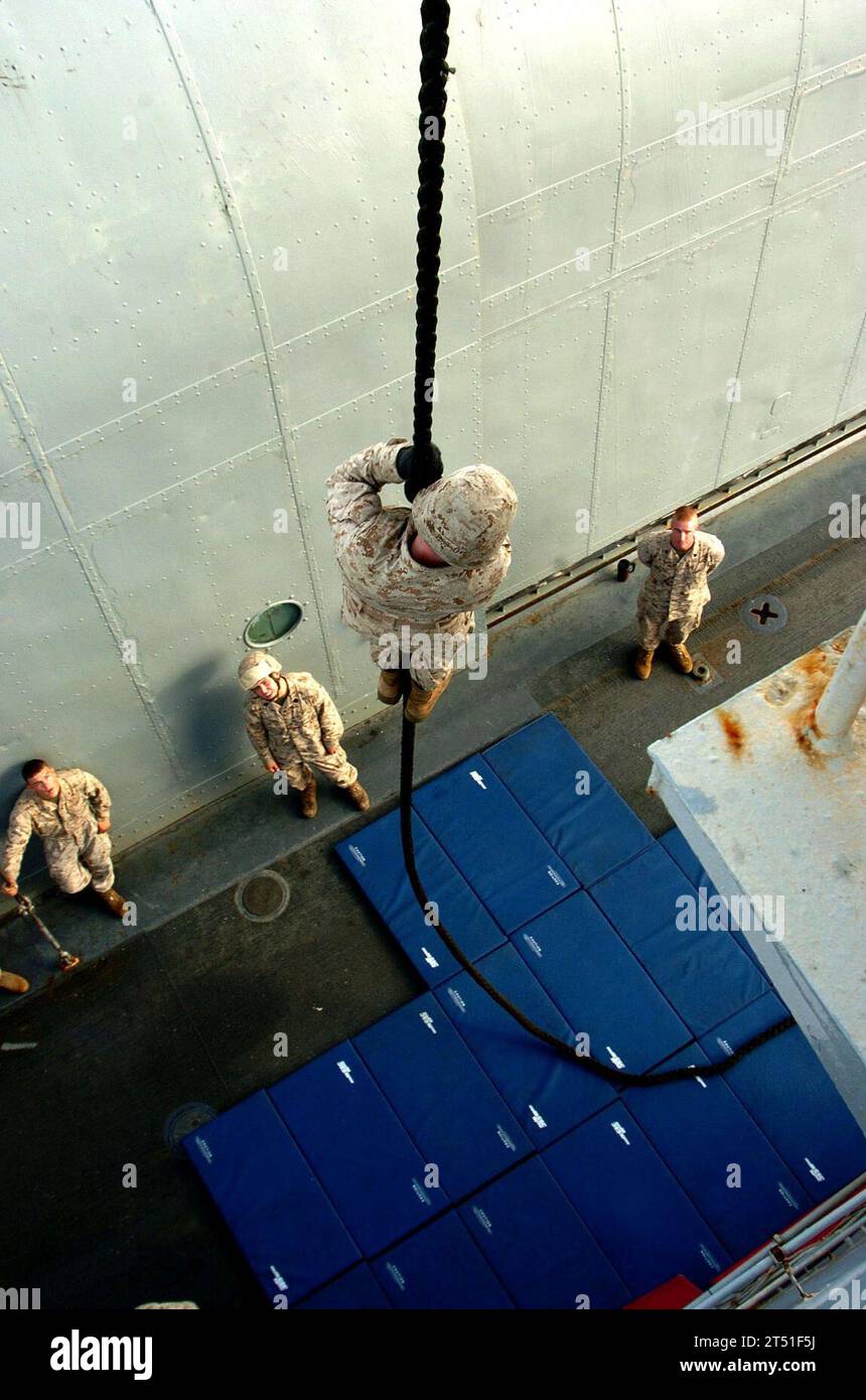 0611024236E-007 Oceano Atlantico (2 novembre 2006) - Un rappels marino statunitense da una gru durante l'addestramento a bordo della nave anfibia di attracco USS Shreveport (LPD 12), in corso nell'Oceano Atlantico. I Marines provengono dalla Fox Company, Battalion Landing Team 2/2, parte del 2nd Battalion, 2nd Marine Regiment. Marina degli Stati Uniti Foto Stock