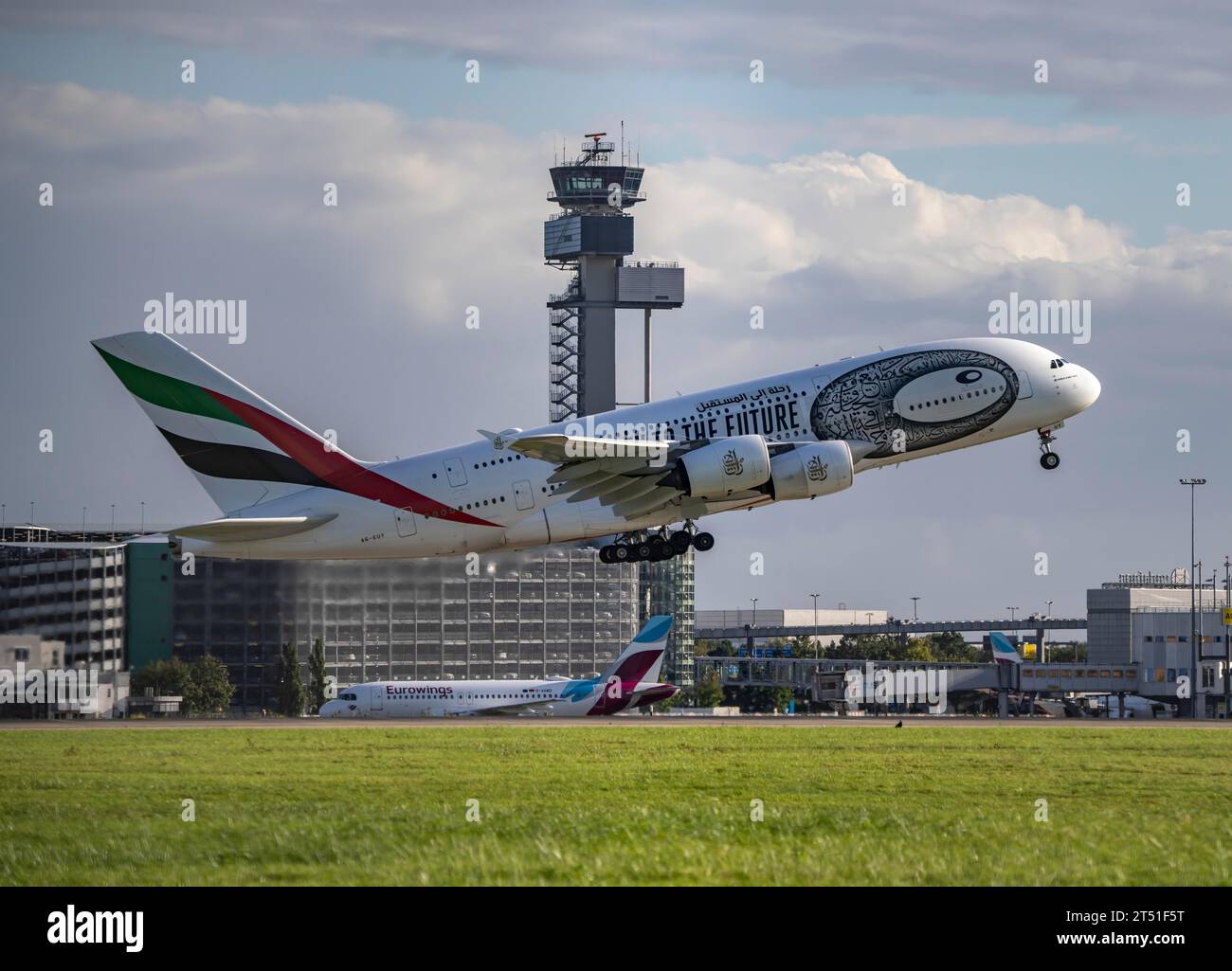 Emirates, Airbus A380-800, A6-EUT, decollo all'aeroporto internazionale di Düsseldorf, torre di controllo del traffico aereo. Foto Stock