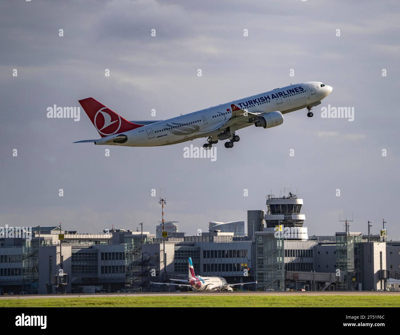Turkish Airlines, Airlines A330-200, TC-JIT, decollo all'aeroporto internazionale di Düsseldorf, torre di controllo del traffico aereo. Foto Stock