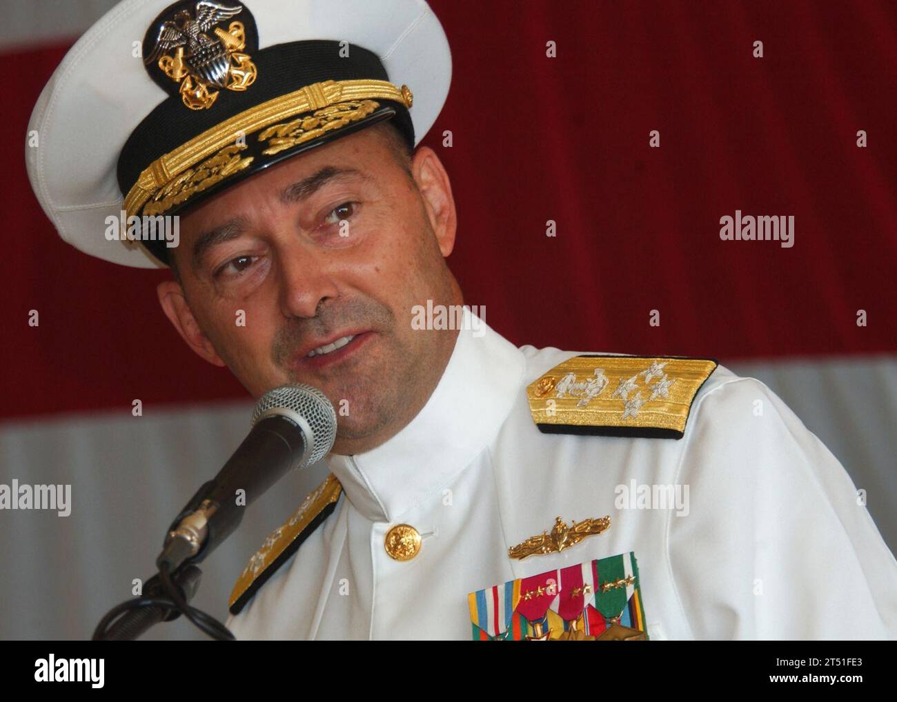 0807123285B-007 MAYPORT, Ban. (12 luglio 2008) l'ammiraglio James Stavridis, comandante, U.S. Southern Command, parla alla cerimonia di ristabilimento della 4th Fleet tenutasi a bordo della Naval Station Mayport. La quarta flotta è la flotta numerata riassegnata assegnata assegnata alla NAVSO, esercitando il controllo operativo delle forze assegnate. La quarta flotta conduce l'intero spettro delle operazioni di sicurezza marittima a sostegno degli obiettivi degli Stati Uniti e delle attività di cooperazione in materia di sicurezza che promuovono la costruzione di coalizioni e scoraggiano l'aggressione nell'ambiente marittimo. Foto Stock