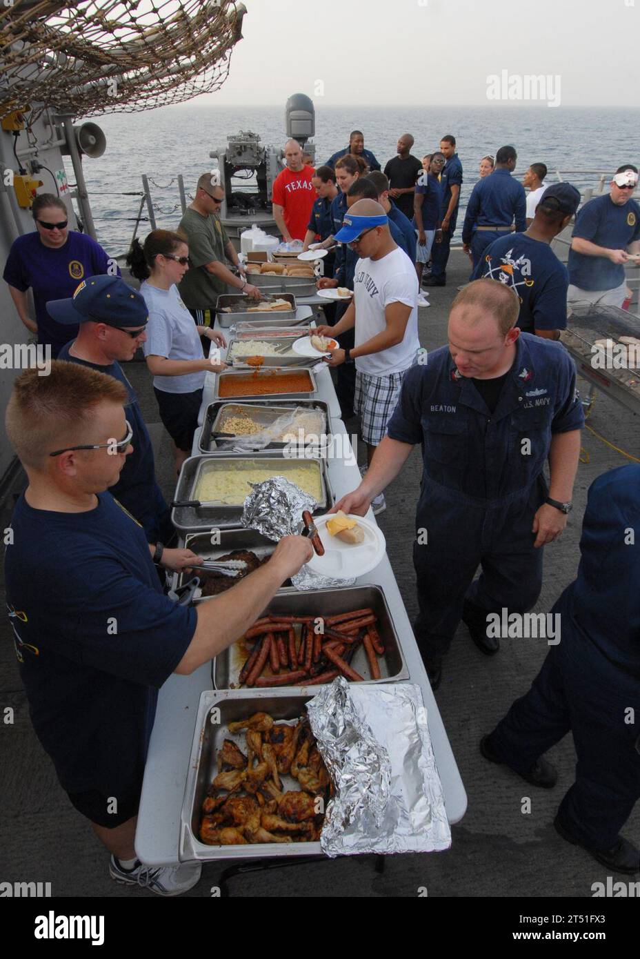 110704DU438-501 GOLFO PERSICO (4 luglio 2011) i marinai partecipano a un pranzo celebrativo del giorno dell'indipendenza a bordo dell'incrociatore missilistico guidato USS Gettysburg (CG 64). Gettysburg è in programma per supportare le operazioni di sicurezza marittima e gli sforzi di cooperazione per la sicurezza del teatro nell'area di responsabilità della 5th Fleet degli Stati Uniti. Marina Foto Stock