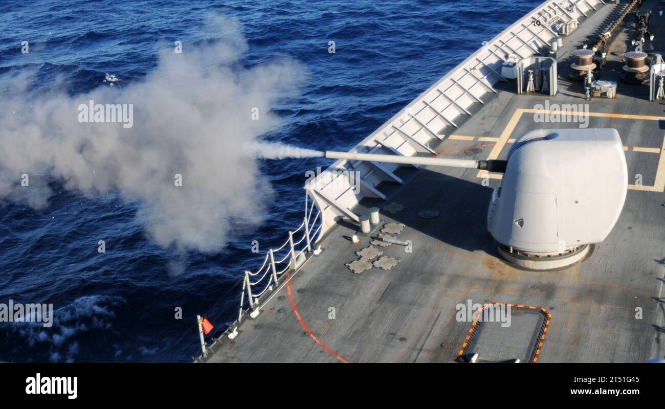 1010256632S-056 ATLANTIC OCEAN (25 ottobre 2010) l'incrociatore missilistico guidato USS Gettysburg (CG 64) spara il suo cannone leggero da 5 pollici Mark 45/54 durante un'esercitazione di pre-calibrazione. Gettysburg fa parte del George H.W. Bush Carrier Strike Group e sta conducendo operazioni di addestramento nell'Oceano Atlantico. Marina Foto Stock