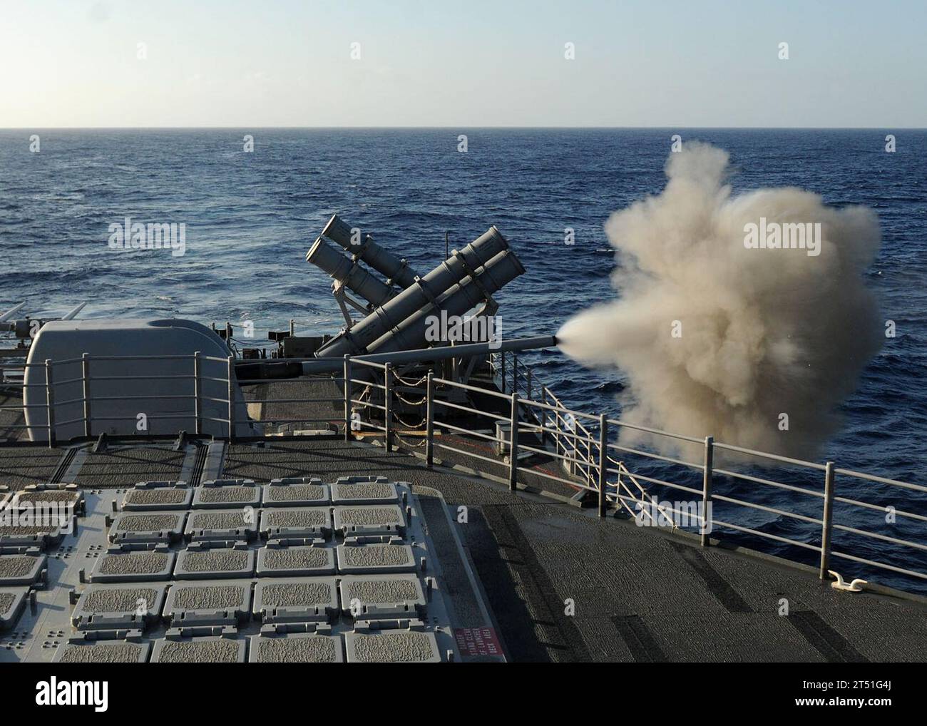 1010273374C-032 ATLANTIC OCEAN (27 ottobre 2010) l'incrociatore missilistico guidato USS Gettysburg (CG 64) spara il suo cannone leggero Mark 45/54 da 5 pollici a poppa contro l'ex USNS Saturn durante un'esercitazione di affondamento. La Gettysburg e le altre navi assegnate al George H.W. Bush Carrier Strike Group spararono munizioni dal vivo su Saturn. Marina Foto Stock