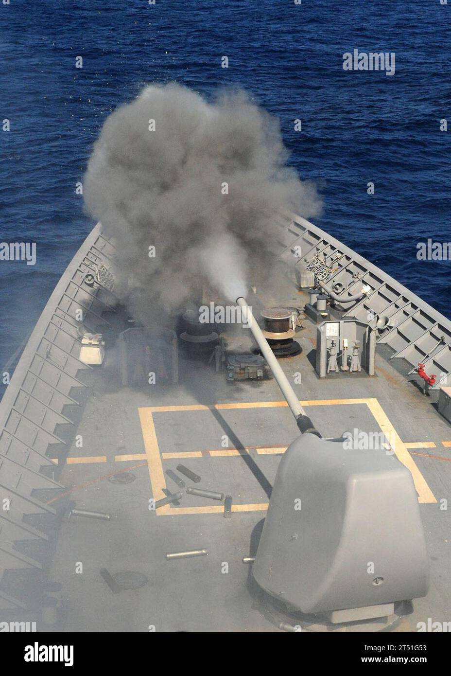 1010273374C-242 ATLANTIC OCEAN (27 ottobre 2010) l'incrociatore missilistico guidato USS Gettysburg (CG 64) spara il suo cannone leggero da 5 pollici Mark 45/54 contro l'ex USNS Saturn durante un'esercitazione di affondamento. La Gettysburg e le altre navi assegnate al George H.W. Bush Carrier Strike Group spararono munizioni dal vivo su Saturn. Marina Foto Stock
