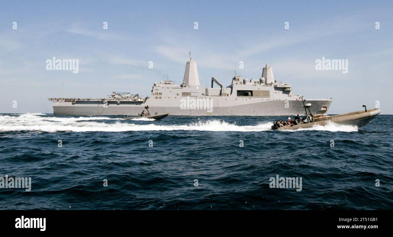 120207PB383-227 GOLFO PERSICO (7 febbraio 2012) i marinai guidano gommoni a scafo rigido oltre la nave da trasporto anfibio USS New Orleans (LPD 18) durante le operazioni su piccole imbarcazioni. New Orleans e i Marines imbarcati assegnati all'11th Marine Expeditionary Unit (11th MEU) sono schierati come parte del Makin Island Amphibious Ready Group a sostegno delle operazioni di sicurezza marittima e degli sforzi di cooperazione per la sicurezza del teatro nell'area di responsabilità della 5th Fleet. Marina Foto Stock