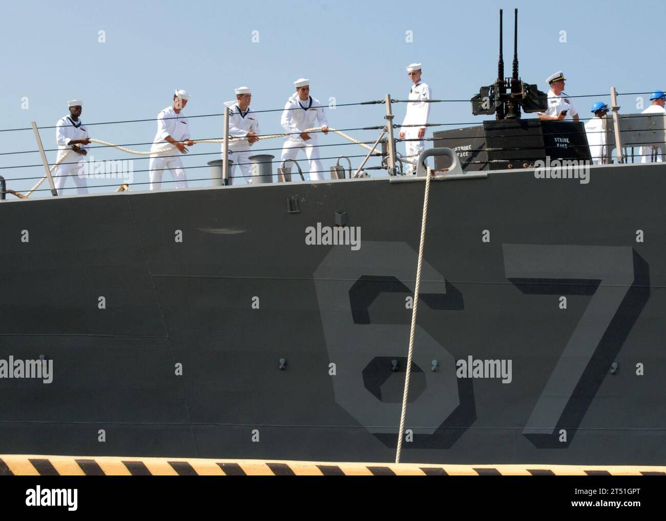 1009015292M-034 NORFOLK (1 settembre 2010) i marinai a bordo del cacciatorpediniere missilistico guidato USS Cole (DDG 67) proteggono la nave alla stazione navale di Norfolk. La nave è tornata due giorni prima da un dispiegamento programmato di 7 mesi a causa dell'uragano Earl. Cole si è schierato per sostenere lo Standing NATO Maritime Group 2, conducendo operazioni di contrattazione e interdizione marittima nel Golfo di Aden e nel bacino somalo. Marina Foto Stock