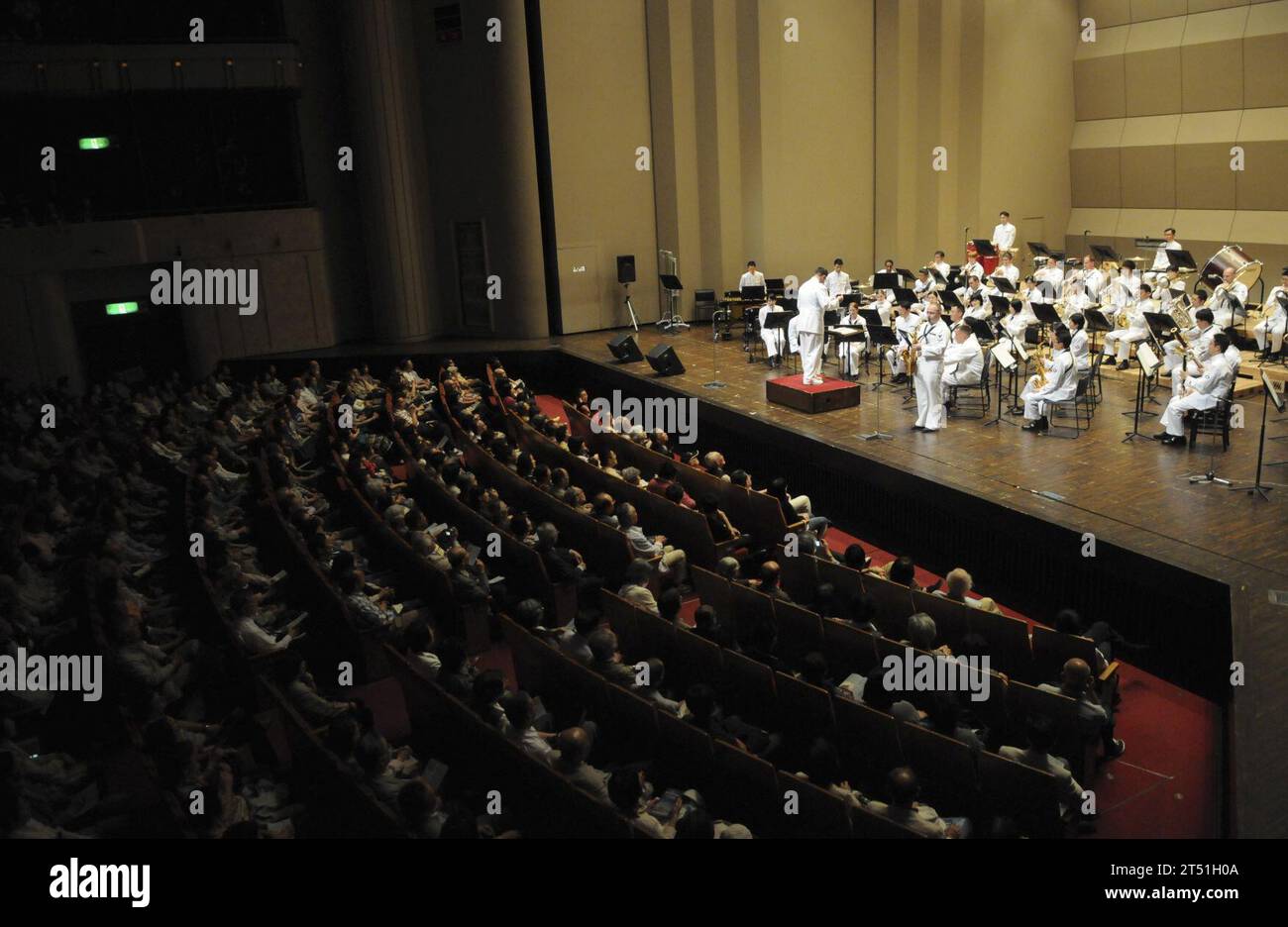 110514MU720-076 YOKOSUKA, Giappone (14 maggio 2011) la US 7th Fleet Band si esibisce con la Japan Maritime Self-Defense Force Band allo Yokosuka Art Theater. Il concerto ha commemorato il 50° anniversario dei restauri al Mikasa Park di Yokosuka. Marina Foto Stock