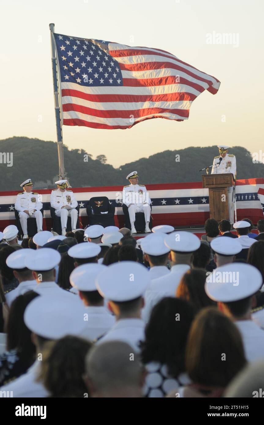 110907XX151-348 YOKOSUKA, Giappone (7 settembre 2011) il vice ammiraglio Scott R. Van Buskirk fa osservazioni durante la cerimonia di cambio di comando della settima flotta statunitense a bordo della nave comando della settima flotta statunitense USS Blue Ridge (LCC 19). Il vice ammiraglio Scott H. Swift sostituì Van Buskirk come comandante della US 7th Fleet, la più grande flotta numerata della Marina che copre 48 milioni di miglia quadrate dell'Oceano Pacifico e Indiano. Marina Foto Stock