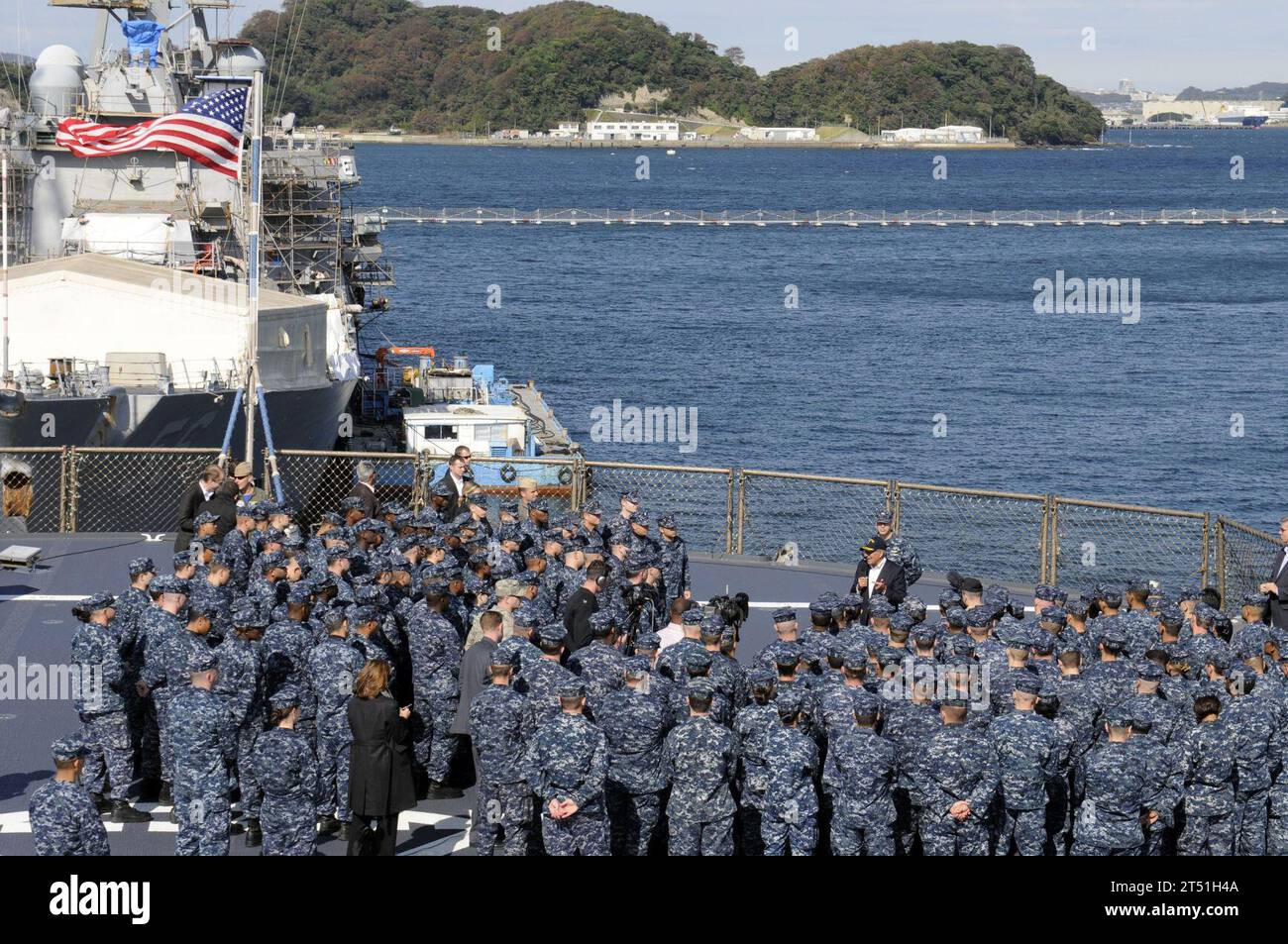 111026XG305-529 YOKOSUKA, Giappone (26 ottobre 2011) Segretario della difesa (SECDEF) l'onorevole Leon Panetta parla ai marinai assegnati alla nave comando della settima flotta statunitense USS Blue Ridge (LCC 19). Panetta visitò la regione del Pacifico per rafforzare l'impegno degli Stati Uniti in Asia. Marina Foto Stock