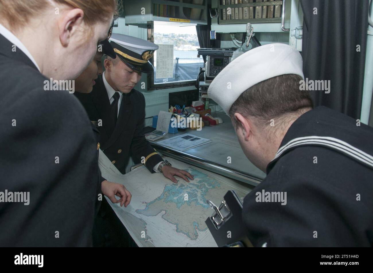 7th Fleet, bilaterale, Bonhomme Richard Amphibious Ready Group, Christmas, gift Exchange, japan Maritime self Defense force, JS Kuruma, PACOM, Sasebo, sister ship, tour, U.S. Navy, USS Bonhomme Richard (guida a sinistra 6) Foto Stock