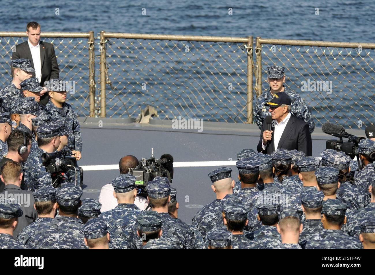 111026XG305-527 YOKOSUKA, Giappone (26 ottobre 2011) Segretario della difesa (SECDEF) l'onorevole Leon Panetta parla ai marinai assegnati alla nave comando della settima flotta statunitense USS Blue Ridge (LCC 19). Panetta visitò la regione del Pacifico per rafforzare l'impegno degli Stati Uniti in Asia. Marina Foto Stock