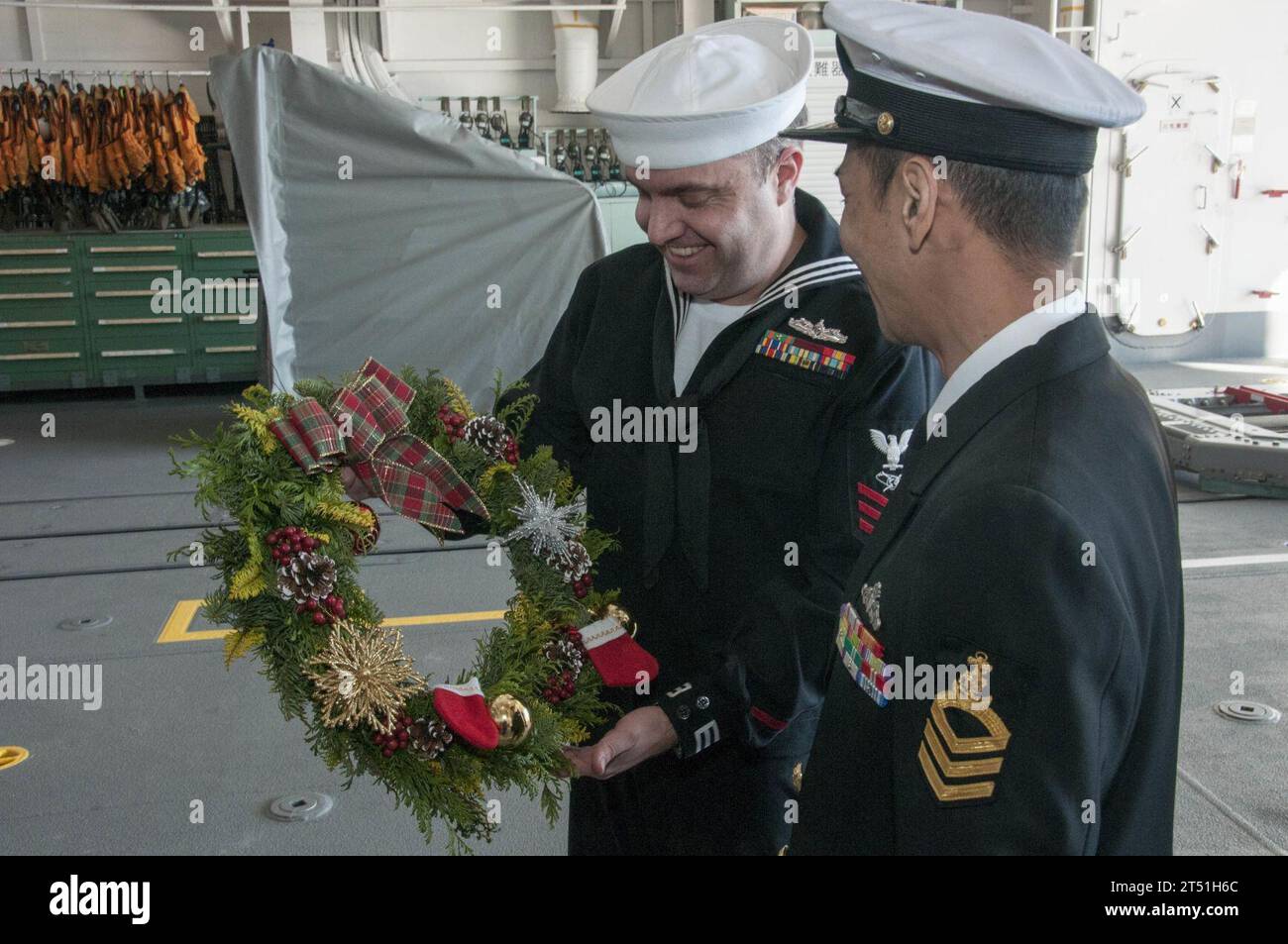 7th Fleet, bilaterale, Bonhomme Richard Amphibious Ready Group, Christmas, gift Exchange, japan Maritime self Defense force, JS Kuruma, PACOM, sister ship, tour, US Navy, USS Bonhomme Richard (guida a sinistra 6) Foto Stock