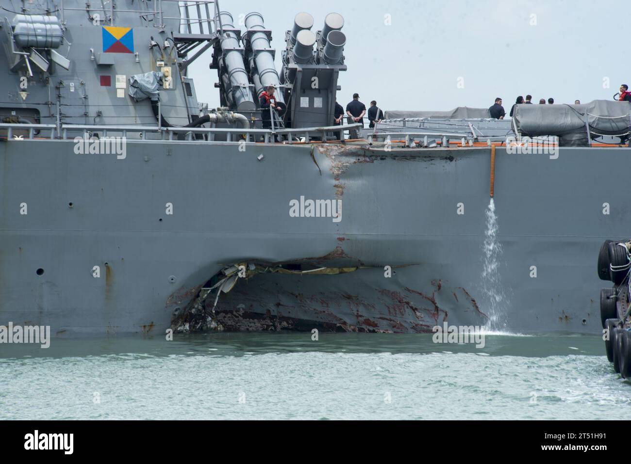 170821OU129-022 BASE NAVALE DI CHANGI, REPUBBLICA DI SINGAPORE (21 agosto 2017) i danni al porto sono visibili mentre il cacciatorpediniere guidato-missile USS John S. McCain (DDG 56) sterza verso la base navale di Changi, Repubblica di Singapore, a seguito di una collisione con la nave mercantile Alnic MC mentre era in corso ad est dello stretto di Malacca e Singapore. Danni significativi allo scafo hanno causato l'allagamento dei compartimenti vicini, tra cui l'ormeggio dell'equipaggio, i macchinari e le sale di comunicazione. Gli sforzi di controllo dei danni da parte dell'equipaggio hanno fermato ulteriori allagamenti. L'incidente verrà indagato. Marina Foto Stock