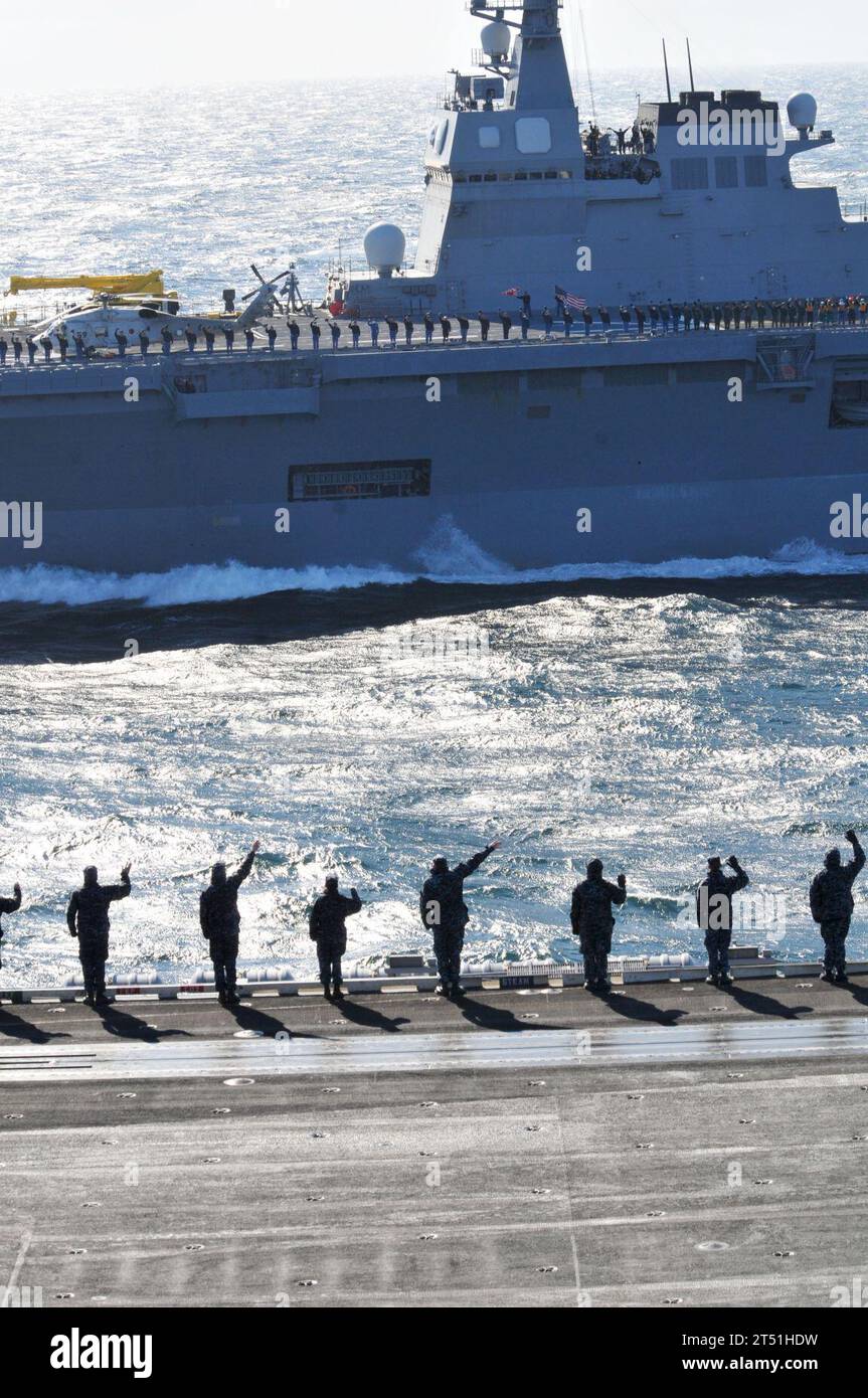 110404DM338-398 OCEANO PACIFICO (4 aprile 2011) marinai e marines a bordo della portaerei USS Ronald Reagan (CVN 76) si rivolgono ai marinai giapponesi a bordo del cacciatorpediniere JDS Hyuga (DDH 181) durante un pass e una revisione. Ronald Reagan sta operando al largo delle coste del Giappone fornendo soccorsi in caso di catastrofi e assistenza umanitaria come indicato a sostegno dell'operazione Tomodachi. Marina Foto Stock
