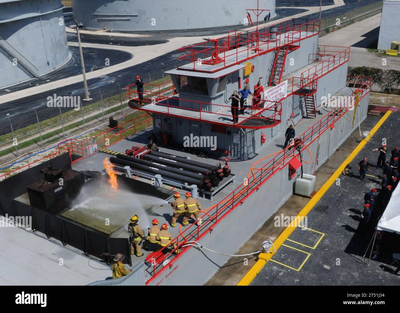 1104263237D-172 FORT LAUDERDALE, FLAG. (26 aprile 2011) i marinai assegnati all'incrociatore missilistico guidato USS Normandy (CG 60) combattono un bravo di classe durante la Fleet Week Port Everglades decima edizione annuale delle Olimpiadi di controllo danni del gruppo marino Resolve. Più di 2.500 marinai, marinai e guardiani della costa partecipano a questa tradizione della Florida meridionale onorando i servizi marittimi e stabilendo relazioni attraverso la sensibilizzazione della comunità e una maggiore consapevolezza dei servizi navali. Marina Foto Stock