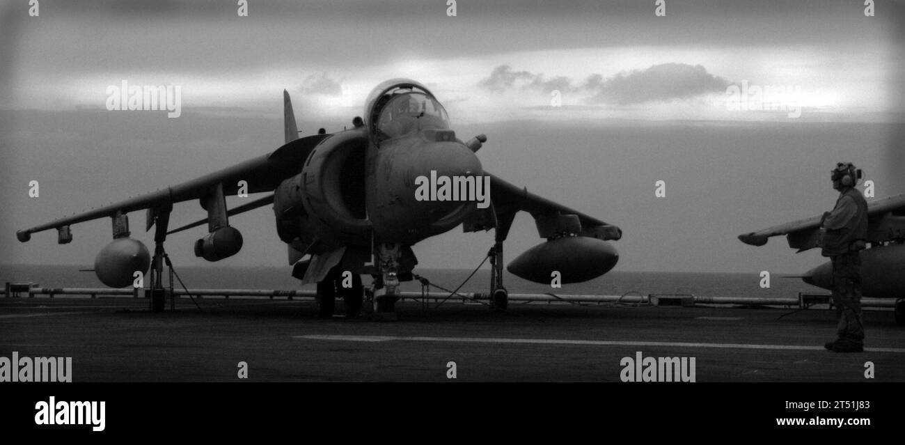 0712206597H-121 OCEANO INDIANO (20 dicembre 2007) un AV-8B Harrier legato al ponte di volo della nave d'assalto anfibio USS Tarawa (LHA 1), in attesa delle operazioni di volo dayХs. Tarawa e l'11th Marine Expeditionary Unit sono in un dispiegamento programmato a sostegno delle operazioni di sicurezza marittima e della guerra globale al terrorismo. Marina degli Stati Uniti Foto Stock