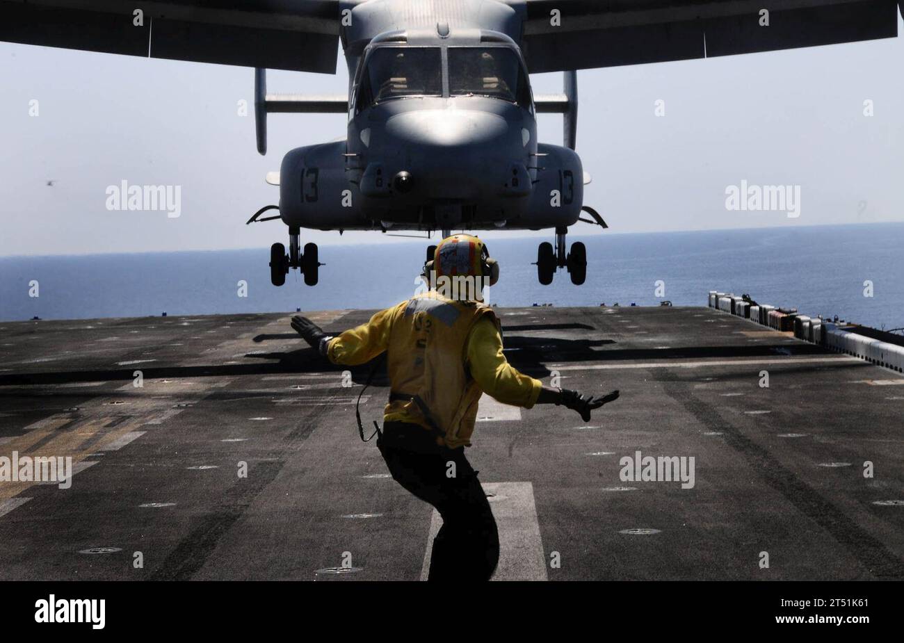 1105117508R-002 MAR MEDITERRANEO (16 maggio 2011) Un segnale di atterraggio assegnato alla nave d'assalto anfibio multiuso USS Bataan (LHD 5) guida un MV-22B Osprey assegnato al Marine Medium Tiltrotor Squadron (VMM) 263 (rinforzato), 22nd Marine Expeditionary Unit (22nd MEU), sul ponte di volo. Bataan è la nave comando del Bataan Amphibious Ready Group e sta conducendo operazioni di sicurezza marittima e sforzi di cooperazione per la sicurezza del teatro nell'area di responsabilità della 6th Fleet. Marina Foto Stock