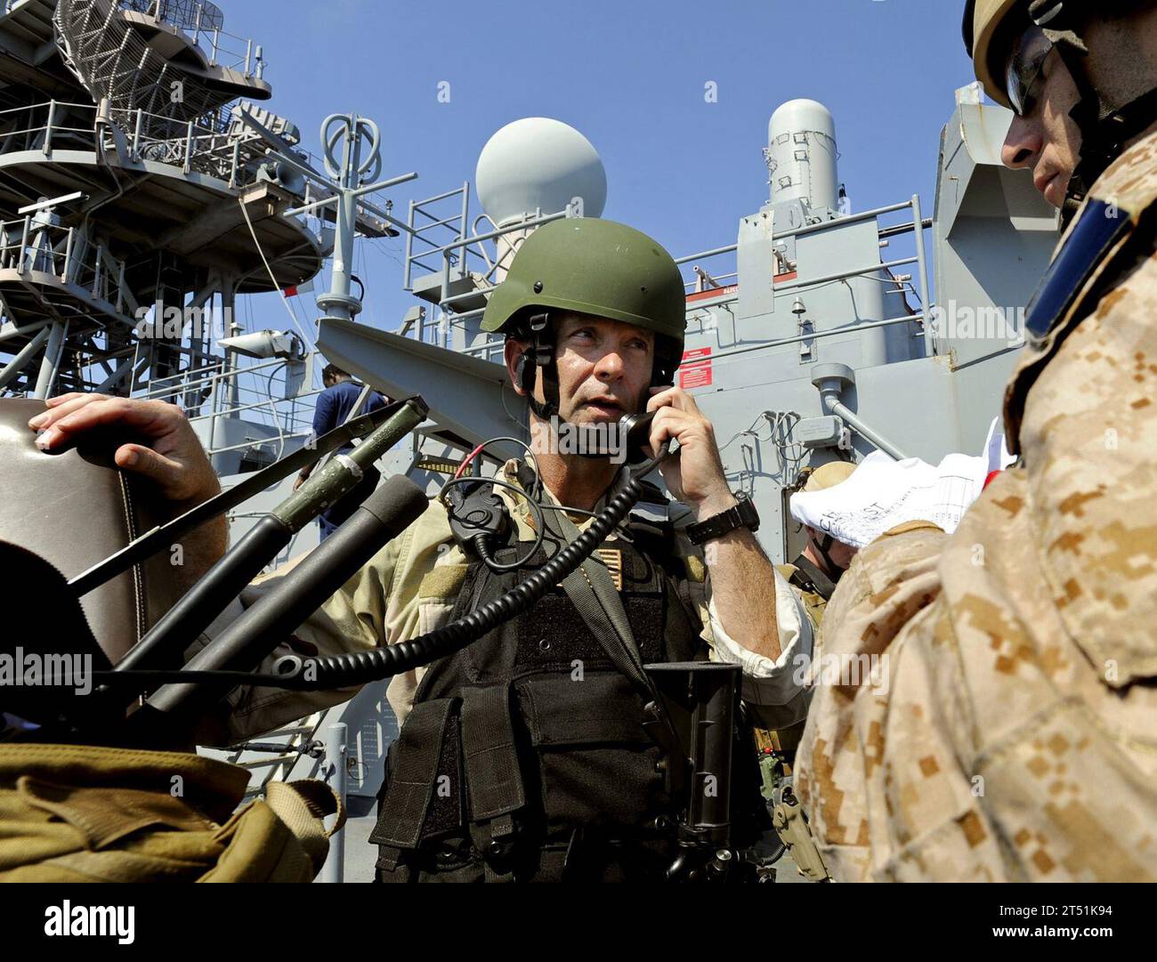 0906095345W-191 MEDITERRANEAN SEA (9 giugno 2009) LT John Fairweather, a Visit, Board, Search and Sequestzure (VBSS) team leader assegnato al Naval Beach Group 2, chiama in un aggiornamento di stato alla leadership a bordo della USS Bataan (LHD 5) mentre operava sul ponte della nave da sbarco anfibio USS Fort McHenry (LSD 43) durante un'esercitazione VBSS. Il Fort McHenry è schierato con il Bataan Amphibious Readiness Group (ARG) a sostegno delle operazioni di sicurezza marittima nelle aree di responsabilità della 5a e 6a flotta. Marina Foto Stock